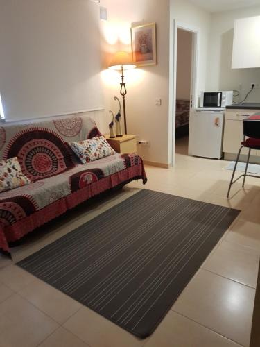Il comprend un salon avec un canapé et une cuisine. dans l'établissement Apartment la Puntilla del Mar, à Las Palmas de Gran Canaria