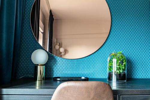 a bathroom with a mirror and a desk with a chair at Hotell Syfabriken in Falköping
