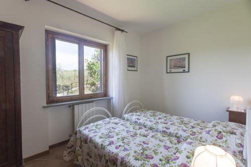 a bedroom with a bed and a window at Agriturismo Verbena in Castiglione del Lago