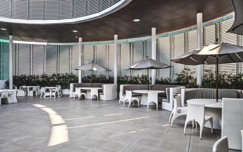 Restaurace v ubytování Sabrina'sCrib Apartment 2BR by Azure Residences Near Manila International Airport