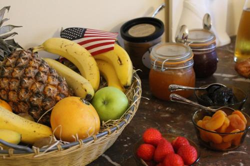 une corbeille de fruits assise sur un comptoir de fraises dans l'établissement Chateau des Monts, à Barbeville