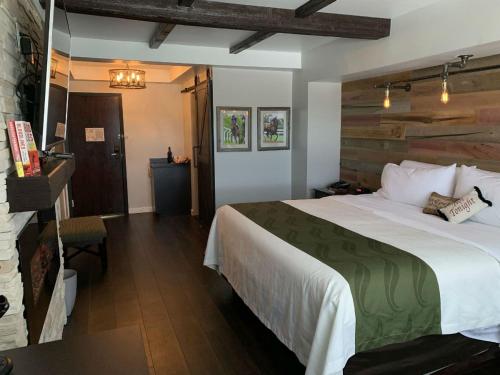 Ein Bett oder Betten in einem Zimmer der Unterkunft Cedar Stables Inn & Suites