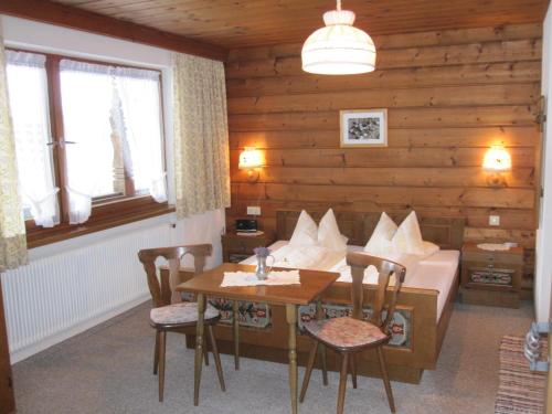 een kamer met een bed en een tafel en stoelen bij Haus Walch in Jerzens