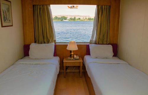 Un pat sau paturi într-o cameră la Nile Cruise Luxor Aswan 3,4 and 7 nights
