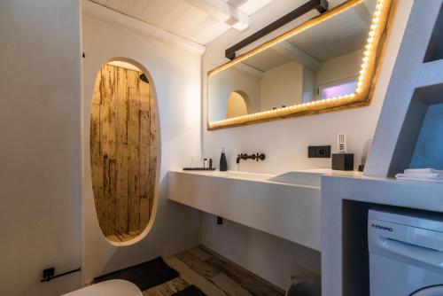 a bathroom with a sink and a mirror at villa lord in Pollonia