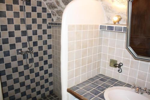 een badkamer met een wastafel, een toilet en een douche bij Grand gîte Ardèche L'Avventura in Grospierres