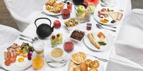 Options de petit-déjeuner proposées aux clients de l'établissement Le Bastidon de CUCURON