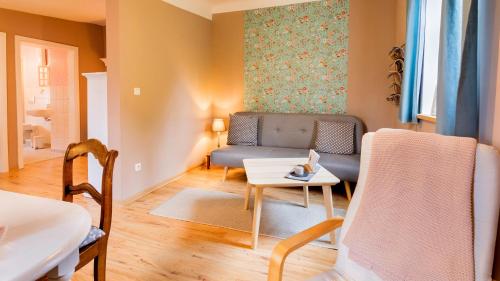 a living room with a couch and a table at Schwesterherz im Schlafrock in Merxleben in Bad Langensalza
