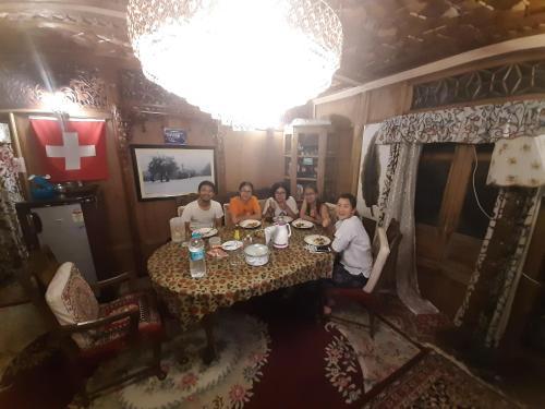 Minuman di heritage geneva house boat