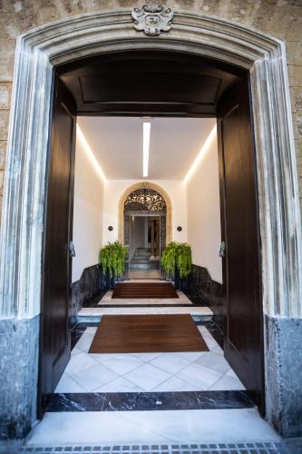 an entrance to a building with a hallway at Plazuela del Carbón Suites in Cádiz