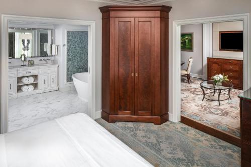 Una cama o camas en una habitación de Hotel Bennett Charleston