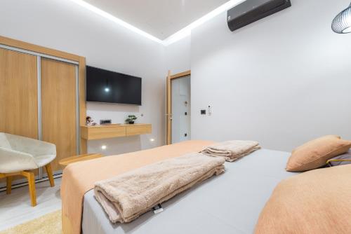 Μια τηλεόραση ή/και κέντρο ψυχαγωγίας στο Casa Antika Suites