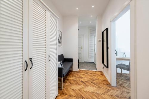 korytarz z drzwiami prowadzącymi do salonu w obiekcie Apartment Slavikova 11 w Pradze