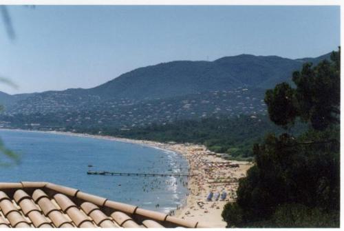 - une vue sur une plage avec des montagnes en arrière-plan dans l'établissement Residence Lou Cigaloun, à La Croix-Valmer