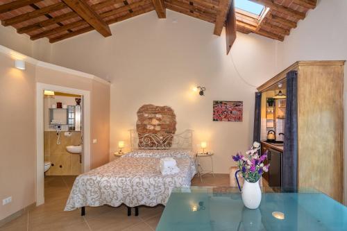 een slaapkamer met een bed en een glazen tafel bij La Mandolata dei Poeti Apartaments in Lucca