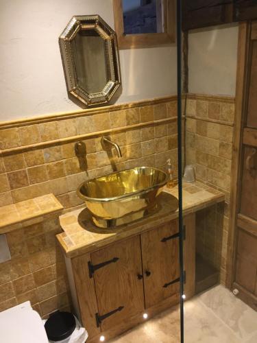 A bathroom at The Chequers Inn 