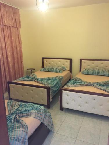 Giường trong phòng chung tại Vila Isufaj