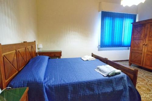 アヴォラにあるVilletta Ginaのベッドルーム(青いベッド1台、ドレッサー付)