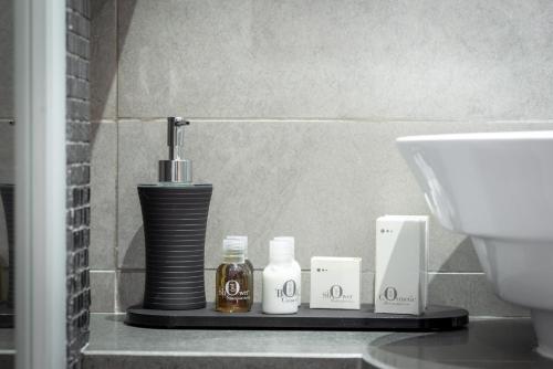 un bancone del bagno con lavandino e articoli da toeletta. di A Trastevere da M.E. a Roma