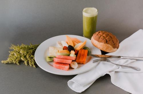a plate of food with vegetables and a hamburger at Hotel Leon in León
