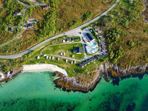 una vista aérea de un parque junto a un cuerpo de agua en Tjeldsundbrua Camping, en Evenskjer