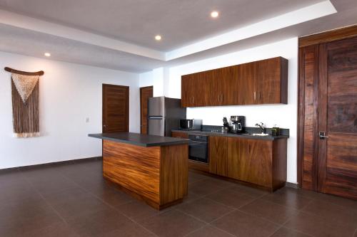 Ysuri Sayulita - Beachfront Hotelにあるキッチンまたは簡易キッチン
