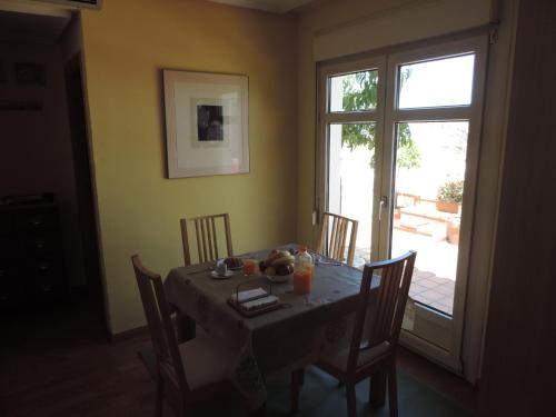 a dining room with a table and chairs and a window at La Balaustrada, con parking incluido in Zaragoza