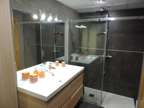 uma casa de banho com um chuveiro, um lavatório e um WC. em La Balaustrada, con parking incluido em Saragoça