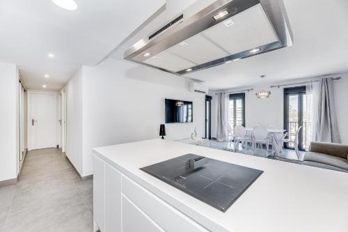 cocina con encimera blanca y sala de estar en by RIVA - Luxurious, Exclusive 2 Bedroom Apt inside Puerto Banus, en Marbella