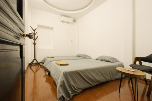 1 dormitorio con 1 cama, 1 mesa y 1 silla en Michi 6 en Hanoi
