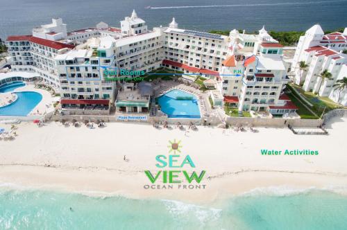una vista aérea del complejo frente al mar en Cancún Plaza Sea View, en Cancún