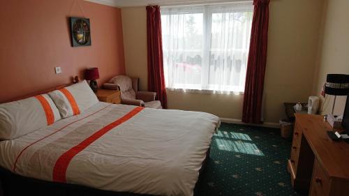 A bed or beds in a room at Hammonds Park Guest House 