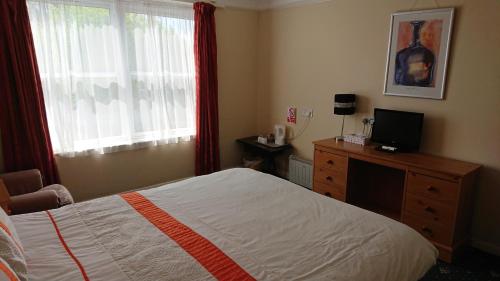 A bed or beds in a room at Hammonds Park Guest House 