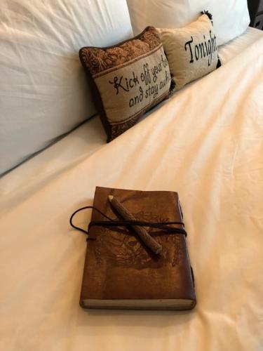 Ein Bett oder Betten in einem Zimmer der Unterkunft Cedar Stables Inn & Suites