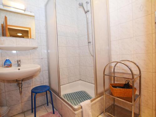 y baño con ducha y lavamanos. en Möllers Hof 1 Wohnung Nr.6, en Büsum
