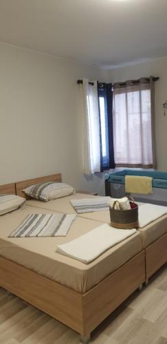 dwa łóżka siedzące obok siebie w pokoju w obiekcie Rublevka Apartment w Warnie