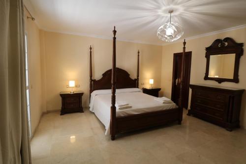 Кровать или кровати в номере Villa de lujo en Torremolinos