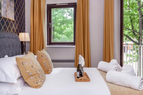 een slaapkamer met een bed en een raam met een balkon bij Gloucester Green Suite in Oxford