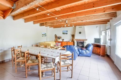 une cuisine et une salle à manger avec une table et des chaises dans l'établissement Gîtes 