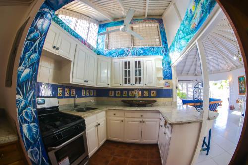 Kuchyň nebo kuchyňský kout v ubytování One Rythm-Beach Villa