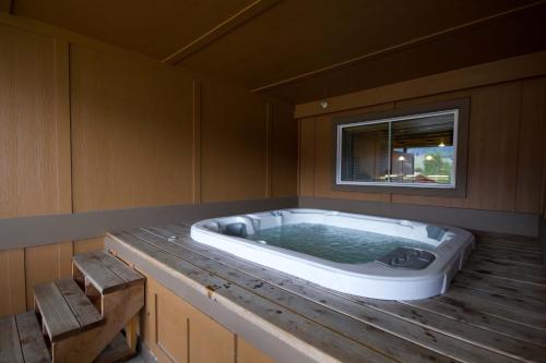 jacuzzi en una habitación con ventana en WorldMark Steamboat Springs, en Steamboat Springs