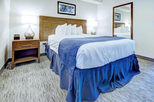מיטה או מיטות בחדר ב-Club Wyndham Inn on the Harbor