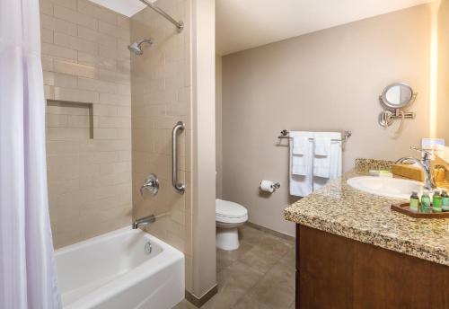 ein Badezimmer mit einer Badewanne, einem WC und einem Waschbecken in der Unterkunft WorldMark Indio in Indio