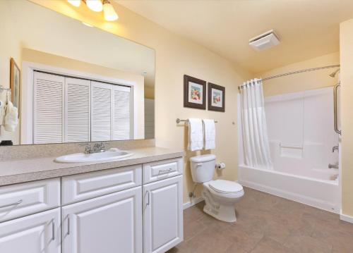 een badkamer met een wastafel, een toilet en een douche bij WorldMark Long Beach in Long Beach