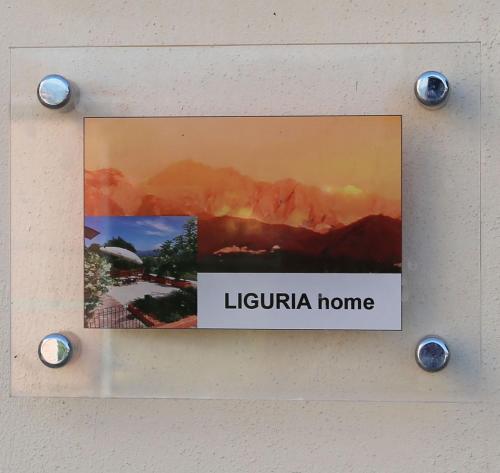 a sign on a wall with the words la iguana home at LIGURIA home in Ameglia