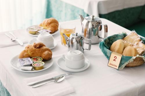 Breakfast options na available sa mga guest sa Hotel Sabrina