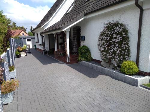 a house with a brick walkway in front of it at Tauchparadies Kreidesee in Hemmoor