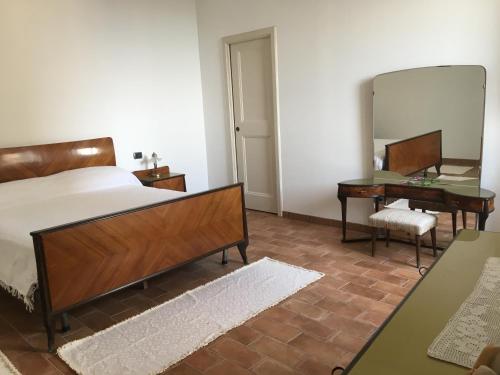 Monte Santa Maria TiberinaにあるMini Habitat Monte Santa Mariaのベッドルーム(ベッド1台、デスク、鏡付)
