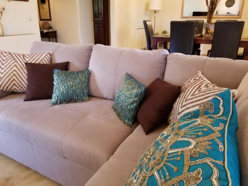 Гостиная зона в The Four Seasons House City Villa with Pool