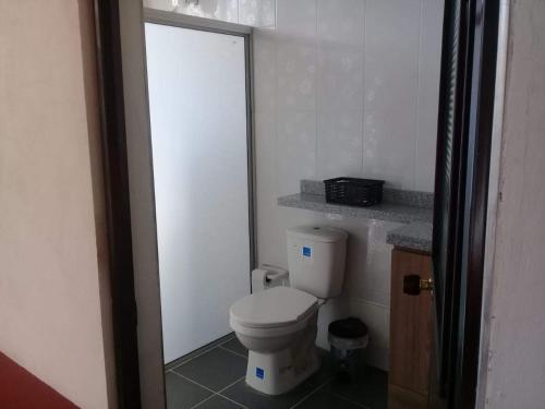 uma pequena casa de banho com WC e chuveiro em Casa guadua piscina privada em La Mesa
